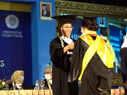 Momen Rektor UGM Wisuda Putrinya Sendiri: Rasanya Nano Nano