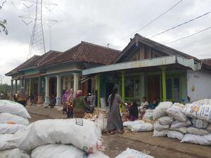 Relawan Ganjar Bantu Korban Angin Puting Beliung di Pasuruan