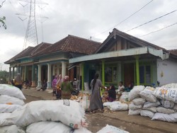 Relawan Ganjar Bantu Korban Angin Puting Beliung di Pasuruan
