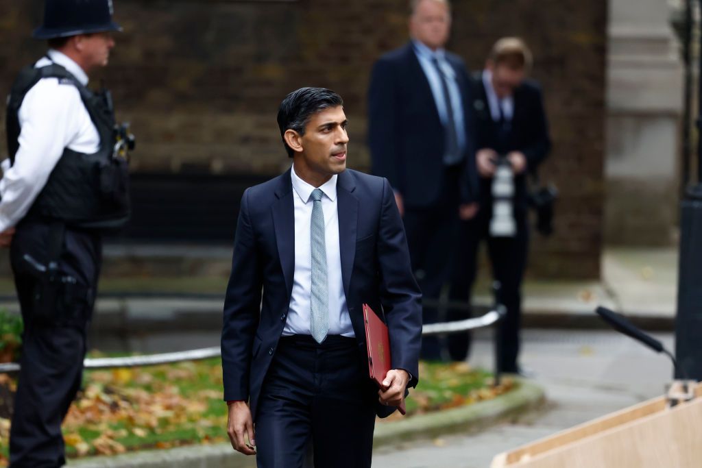 LONDON, ENGLAND - OCTOBER 25: British Prime Minister Rishi Sunak poses after taking office outside Number 10 in Downing Street on October 25, 2022 in London, England. Rishi Sunak will take office as the UK's 57th Prime Minister today after he was appointed as Conservative leader yesterday. He was the only candidate to garner 100-plus votes from Conservative MPs in the contest for the top job. He said his aim was to unite his party and the country. (Photo by Jeff J Mitchell/Getty Images)