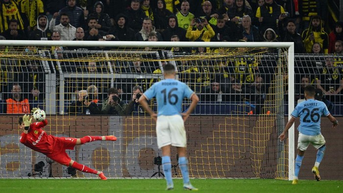 DORTMUND, GERMANY - OCTOBER 25: Riyad Mahrez of Manchester City has a penalty saved by Gregor Kobel of Borussia Dortmund during the UEFA Champions League group G match between Borussia Dortmund and Manchester City at Signal Iduna Park on October 25, 2022 in Dortmund, Germany. (Photo by Matthias Hangst/Getty Images)