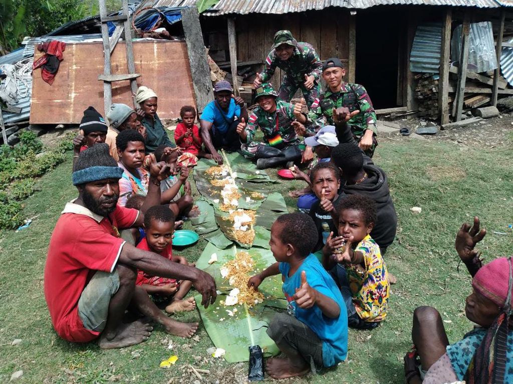 Suasana Hangat Kala Satgas Pamtas Makan Bareng Warga Papua