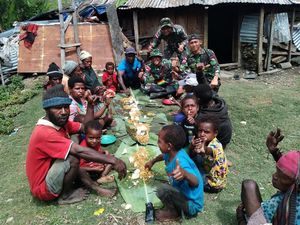 Suasana Hangat Kala Satgas Pamtas Makan Bareng Warga Papua Suasana Hangat Kala Satgas Pamtas Makan Bareng Warga Papua
