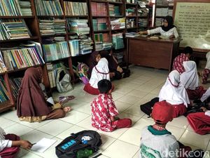 Siswa Belajar Lesehan di Perpustakaan Imbas Atap di Sukabumi Ambruk Siswa Belajar Lesehan di Perpustakaan Imbas Atap di Sukabumi Ambruk