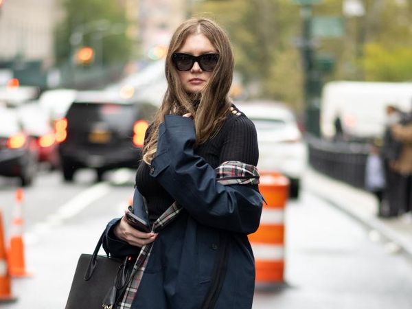 Si Penipu Ulung Anna Delvey Pakai Monitor di Kaki