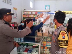 Polisi di Banyuwangi Sidak Apotek, Masih Temukan Sirup yang Dilarang BPOM