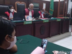 Ibu Pembunuh Bayinya di Surabaya Divonis 8 Tahun Penjara Ibu Pembunuh Bayinya di Surabaya Divonis 8 Tahun Penjara