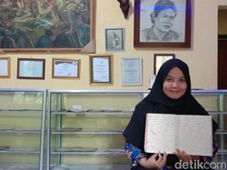 Kenalan Nih Sama Teteh Sri, Penerjemah Naskah Kuno dari Indramayu