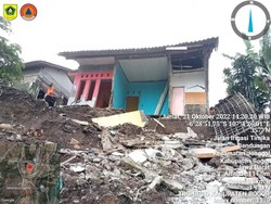 Tanah Pinggir Sungai Cipamingkis Bogor Longsor, 14 Keluarga Mengungsi