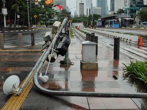Tiang Rambu Pelican Crossing di Sudirman Roboh, Diduga Sudah Keropos
