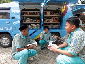 Tingkatkan Literasi Pelajar dengan Perpustakaan Keliling