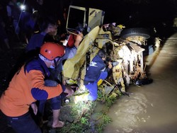 Truk Angkut Tebu Terseret Arus Sungai di Blitar, 1 Orang Selamat 4 Hilang