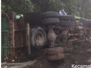 Truk Terguling di Tol Jagorawi Arah Bogor, Diduga Sopir Mengantuk