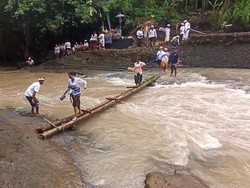 Warga Bongan Tabanan Lewati Titi Darurat untuk Sembahyang Pagerwesi