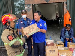 Warga Beri Semangat Petugas Damkar di Lokasi Kebakaran Gudang Tripleks