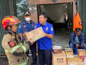 Warga Beri Semangat Petugas Damkar di Lokasi Kebakaran Gudang Tripleks Warga Beri Semangat Petugas Damkar di Lokasi Kebakaran Gudang Tripleks