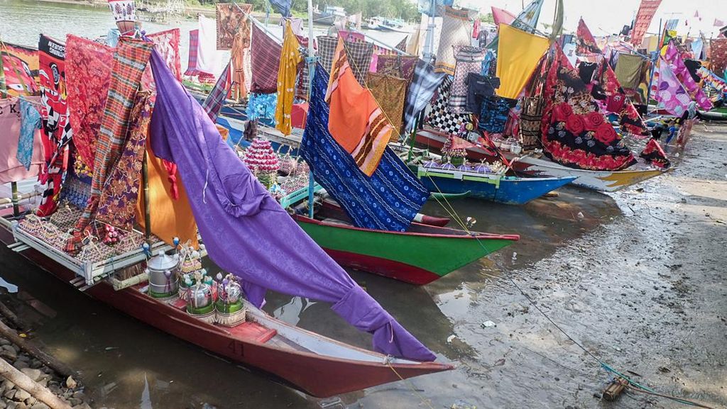 Warna-warni Kapal di Takalar Meriahkan Perayaan Maulid Nabi Warna-warni Kapal di Takalar Meriahkan Perayaan Maulid Nabi