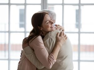 Bandara Ini Larang Orang Berpelukan Lebih dari 3 Menit Bandara Ini Larang Orang Berpelukan Lebih dari 3 Menit