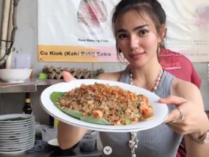 4 Penjual Nasi Goreng Cantik yang Bikin Betah Para Pelanggan