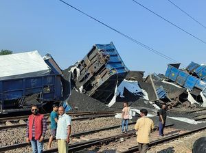 53 Gerbong Batubara di India Tergelincir, Lalu Lintas Kereta Terganggu