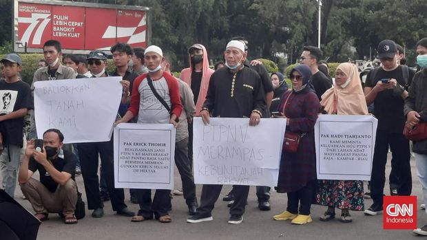 Ratusan warga sipil menggelar aksi kamisan ke-750 di depan Istana presiden pada hari ini, Kamis (27/10).