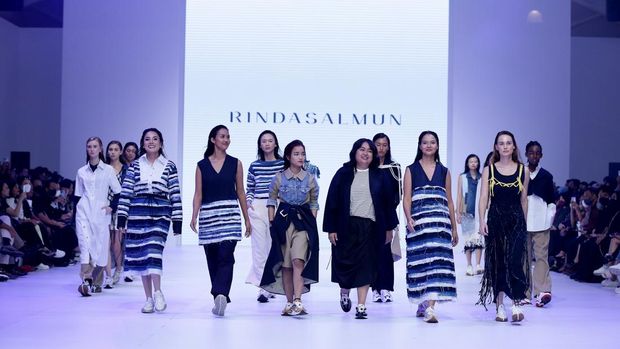 Dewi's Luxe Market membawa perempuan-perempuan 'alpha' ke panggung Jakarta Fashion Week 2023 dalam pertunjukan bertajuk 'The Alpha Female' pada Rabu (26/10).