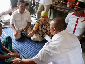 Andre Rosiade Bantu Pengobatan Penderita Kelenjar Getah di Padang Pariaman