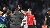 Conte masih tidak terima dengan keputusan di menit akhir laga Tottenham lawan Sporting yang berkesudahan 1-1 itu. Foto: DeFodi Images via Getty Images/DeFodi Images