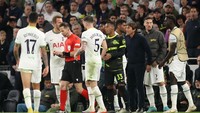 Conte terus saja meradang ke wasit. Foto: Getty Images/Julian Finney