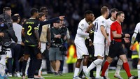 Wasit Danny Makkelie asal Belanda sampai Conte tunjuk-tunjuk saking kesalnya! Foto: PA Images via Getty Images/Steven Paston - PA Images