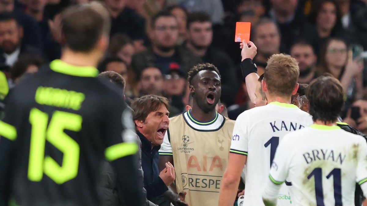 Antonio Conte dikartu merah wasit karena protes atas gol Harry Kane yang dianulir. (Foto: Getty Images/Marc Atkins)