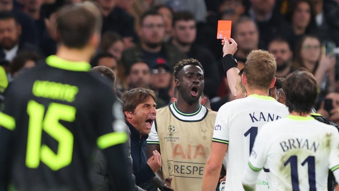 LONDON, ENGLAND - OCTOBER 26:  Tottenham Hotspur Head Coach Antonio Conte is shown a red card during the UEFA Champions League group D match between Tottenham Hotspur and Sporting CP at Tottenham Hotspur Stadium on October 26, 2022 in London, United Kingdom. (Photo by Marc Atkins/Getty Images)