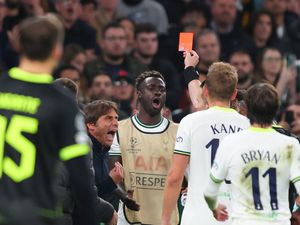 Drama VAR Anulir Gol Kane: Conte Dikartu Merah dan Ngomel-ngomel