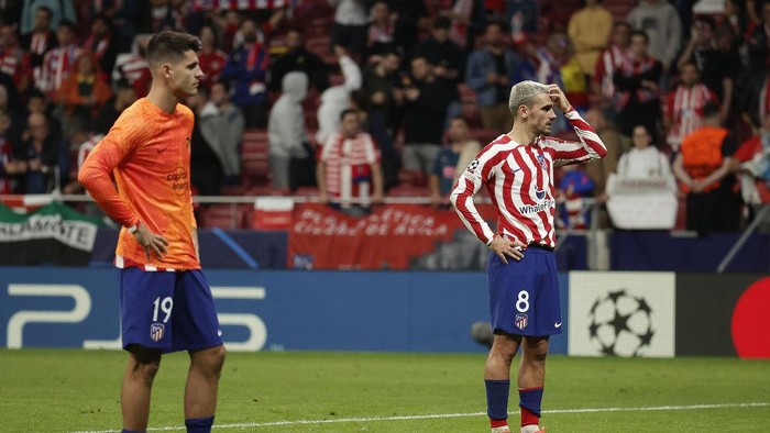 MADRID, SPAIN - OCTOBER 26: Antoine Griezmann (R)  and of Alvaro Morata (L) Atletico Madrid react during the UEFA Champions League Group B week 5 match between Atletico Madrid and Bayer Leverkusen at the Metropolitano Stadium in Madrid, Spain on October 26, 2022. (Photo by Burak Akbulut/Anadolu Agency via Getty Images)