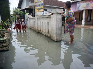 Bahaya! Banjir di Tulungagung Bercampur Limbah Industri