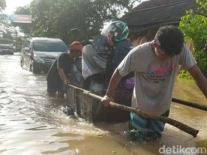 Kala Gerobak Jadi Penyelamat Warga di Banjir Pangandaran