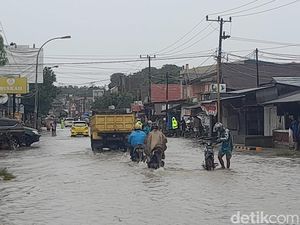 Banjir Rendam Pusat Kota Majene, Jalan Trans Sulawesi Tersendat Banjir Rendam Pusat Kota Majene, Jalan Trans Sulawesi Tersendat