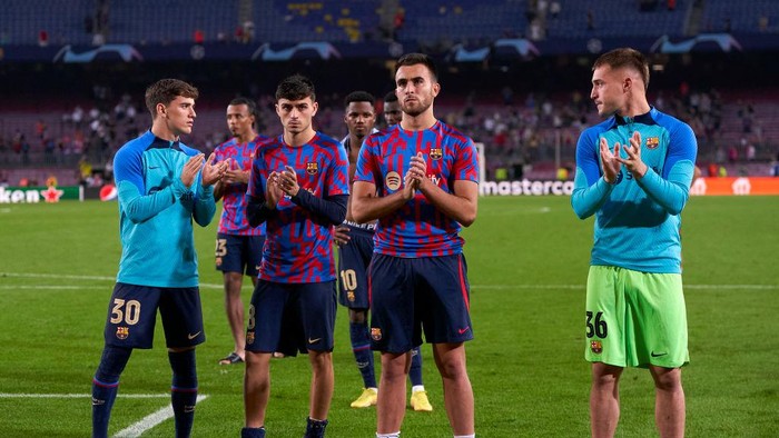 BARCELONA, SPAIN - OCTOBER 26: Players of FC Barcelona look dejected following their sides defeat and elimination from the UEFA Champions League in the UEFA Champions League group C match between FC Barcelona and FC Bayern München at Spotify Camp Nou on October 26, 2022 in Barcelona, Spain. (Photo by Pedro Salado/Quality Sport Images/Getty Images)