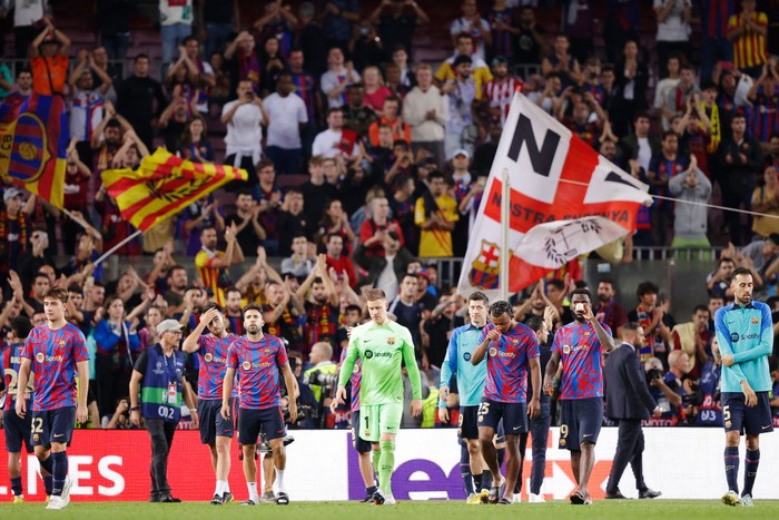 Barcelona vs Bayern Munich BARCELONA, SPAIN - OCTOBER 26: Benjamin Pavard of Bayern Munich scores their team's third goal during the UEFA Champions League group C match between FC Barcelona and FC Bayern München at Spotify Camp Nou on October 26, 2022 in Barcelona, Spain. (Photo by Aitor Alcalde/Getty Images)