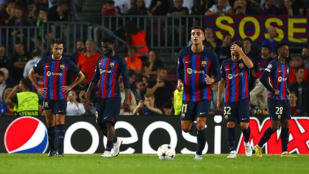 Barcelona players react after Bayern's Benjamin Pavard scores his side's third goal during the Champions League Group C soccer match between Barcelona and Bayern Munich at the Camp Nou stadium in Barcelona, Spain, Wednesday, Oct. 26, 2022. (AP Photo/Joan Monfort)