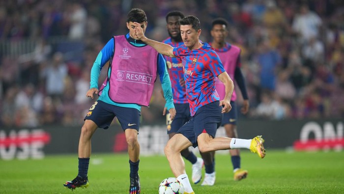 BARCELONA, SPAIN - OCTOBER 26: Pedri and Robert Lewandowski of FC Barcelona warm up prior to the UEFA Champions League group C match between FC Barcelona and FC Bayern München at Spotify Camp Nou on October 26, 2022 in Barcelona, Spain. (Photo by Aitor Alcalde/Getty Images)