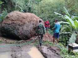Batu Besar Runtuh Blokir Akses Jalan Antradesa di Panggul Trenggalek