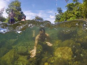 Bukan Laut, Ini Sungai di Padang Pariaman yang Airnya Jernih Banget