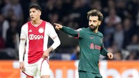 Mohamed Salah melakukan selebrasi setelah mencetak gol pembuka untuk timnya Liverpool. Liverpool pelan-pelan menemukan ritme permainan dan berhasil mencetak gol pada menit ke-42 lewat Mohamed Salah. Skor 1-0 bertahan sampai turun minum.