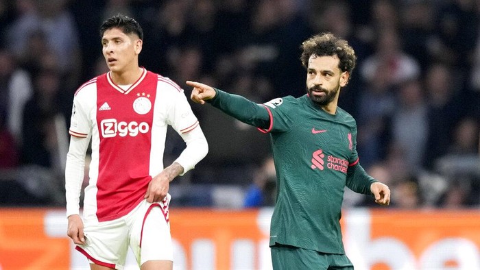 Bungkam Ajax, Liverpool Melaju ke 16 Besar Liga Champions Ajax's Jurrien Timber vies for the ball with Liverpool's Roberto Firmino and Andrew Robertson, left, during the Champions League group A soccer match between Ajax and Liverpool at the Johan Cruyff ArenA in Amsterdam, Netherlands, Wednesday, Oct. 26, 2022. (AP Photo/Peter Dejong)