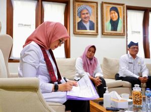 Saat Bupati Ipuk Didatangi Petugas Sensus Regsosek di Rumahnya Saat Bupati Ipuk Didatangi Petugas Sensus Regsosek di Rumahnya