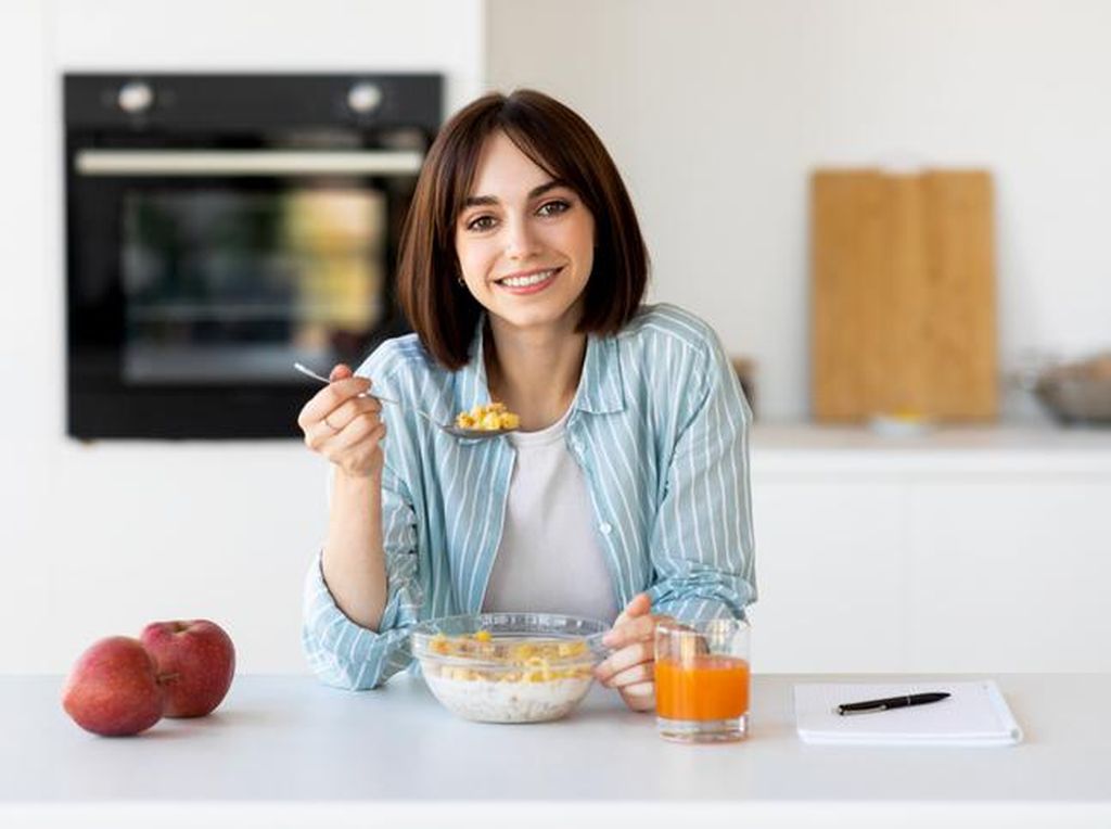 Ibu-Ibu Merapat! Ini 5 Tips Makan Sehat Agar Perut Rata