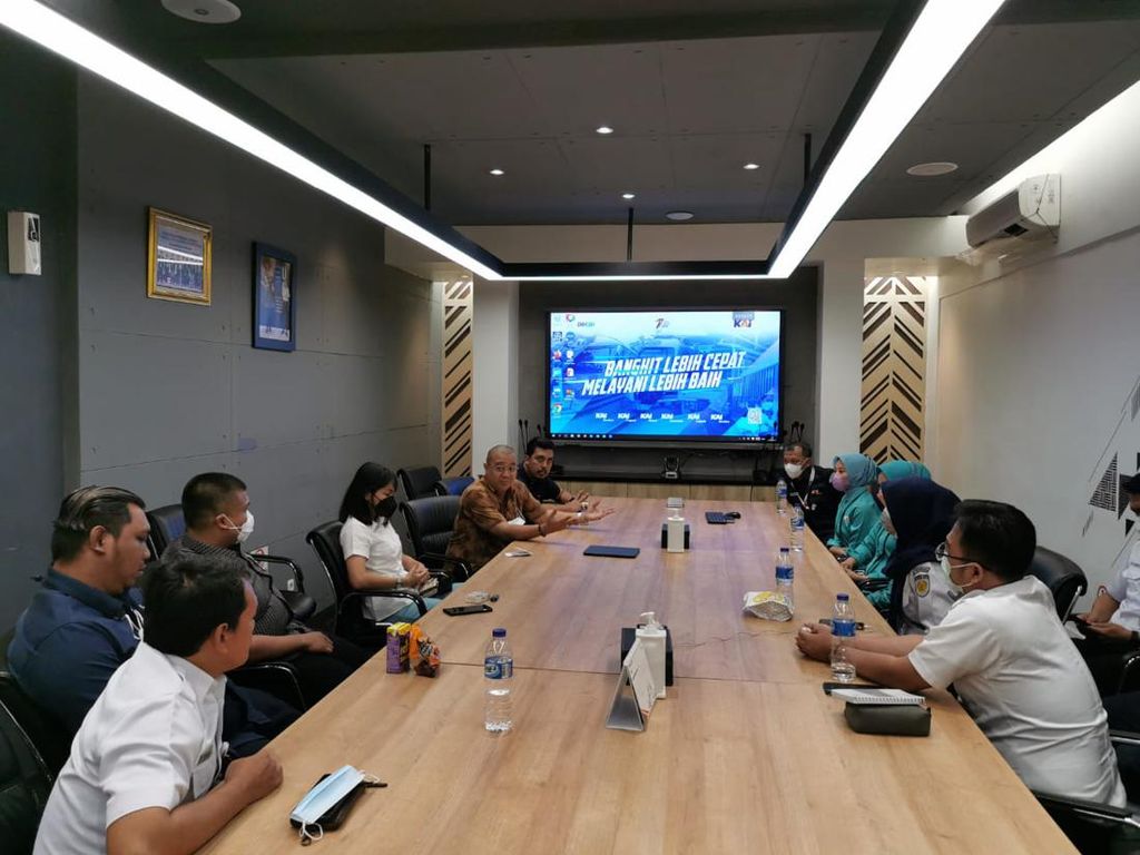 Ramai Kasus Siram Kuah Odeng di Stasiun Gambir Berakhir Damai Ramai Kasus Siram Kuah Odeng di Stasiun Gambir Berakhir Damai
