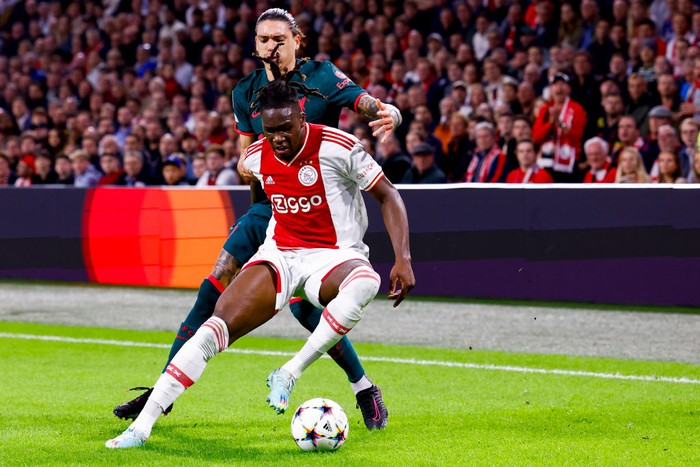 Darwin Nunez Vs Calvin Bassey AMSTERDAM, NETHERLANDS - OCTOBER 26: Calvin Bassey of (AFC Ajax) and Darwin Nunez of Liverpool FC Battles for the ball during the UEFA Champions League group A match between AFC Ajax and Liverpool FC at Johan Cruyff Arena on October 26, 2022 in Amsterdam, Netherlands. (Photo by Michael Bulder/NESImages/DeFodi Images via Getty Images)