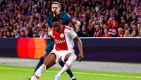Calvin Bassey saat itu melindungi bola dari terjangan Darwin Nunez. Foto: DeFodi Images via Getty Images/DeFodi Images